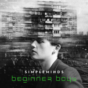 simple minds begginer boys écrit en bas au milieu avec un bâtiment plus haut