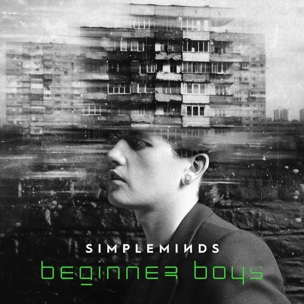 simple minds begginer boys écrit en bas au milieu avec un bâtiment plus haut