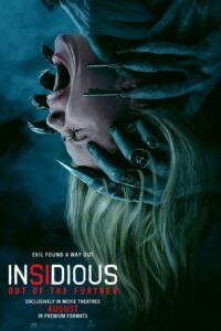 Affiche du film « Insidious : Out of the Further ». Une femme blonde hurle de terreur, la tête maintenue par des mains démoniaques aux doigts griffus terminés par des clés métalliques. En bas, le titre du film apparaît en lettres blanches et rouges avec le slogan « Evil found a way out ».