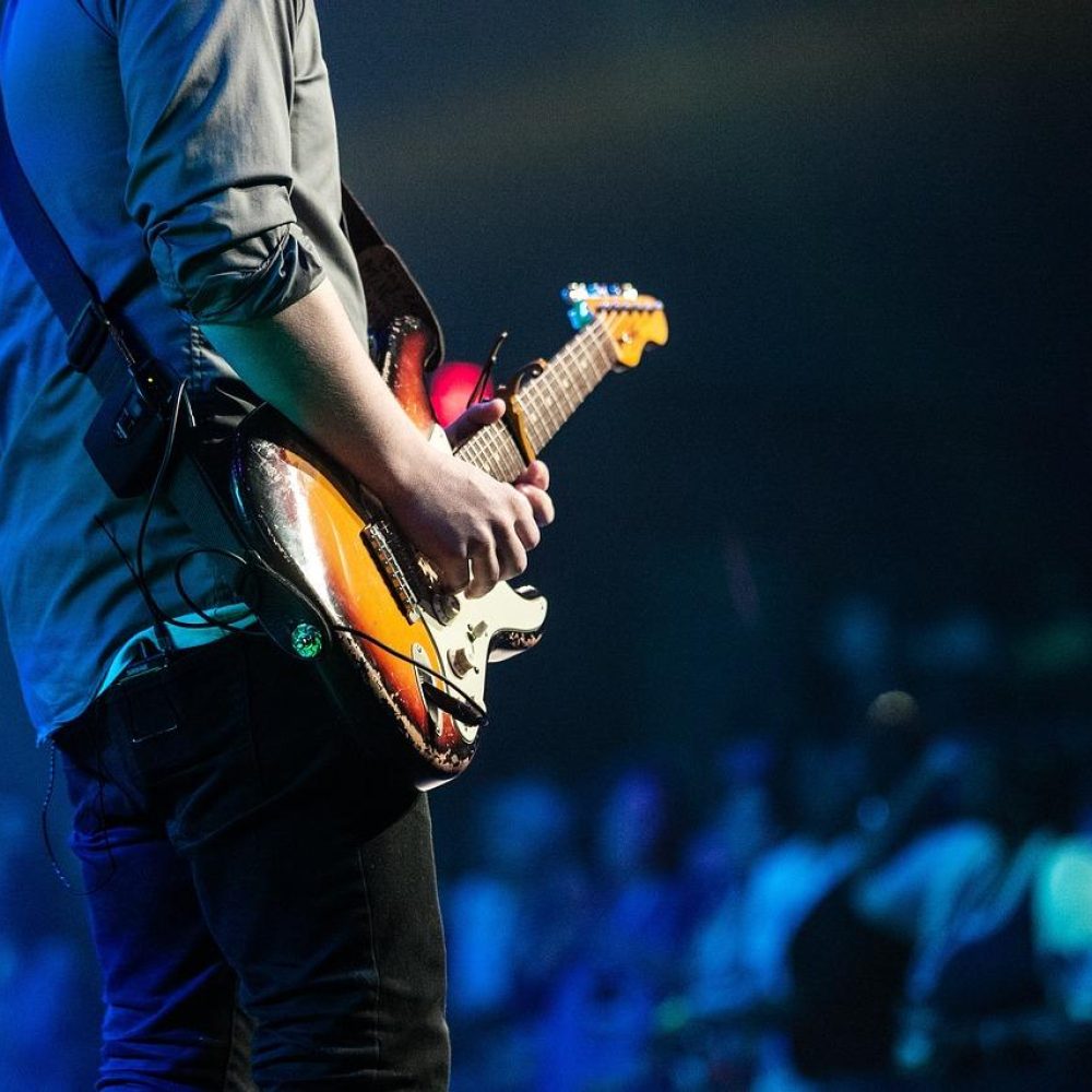 Guitariste devant une foule à un concert