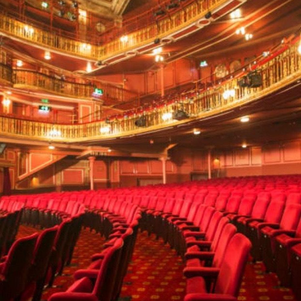 Intérieur d'un théâtre, sièges rouges et balcons
